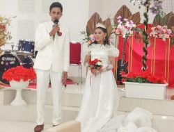 Pemred Okmin TV Papua, Freni Lutruntuhluy Gelar Syukuran Pernikahan, Wisatawan Asing Ikut Mendoakan